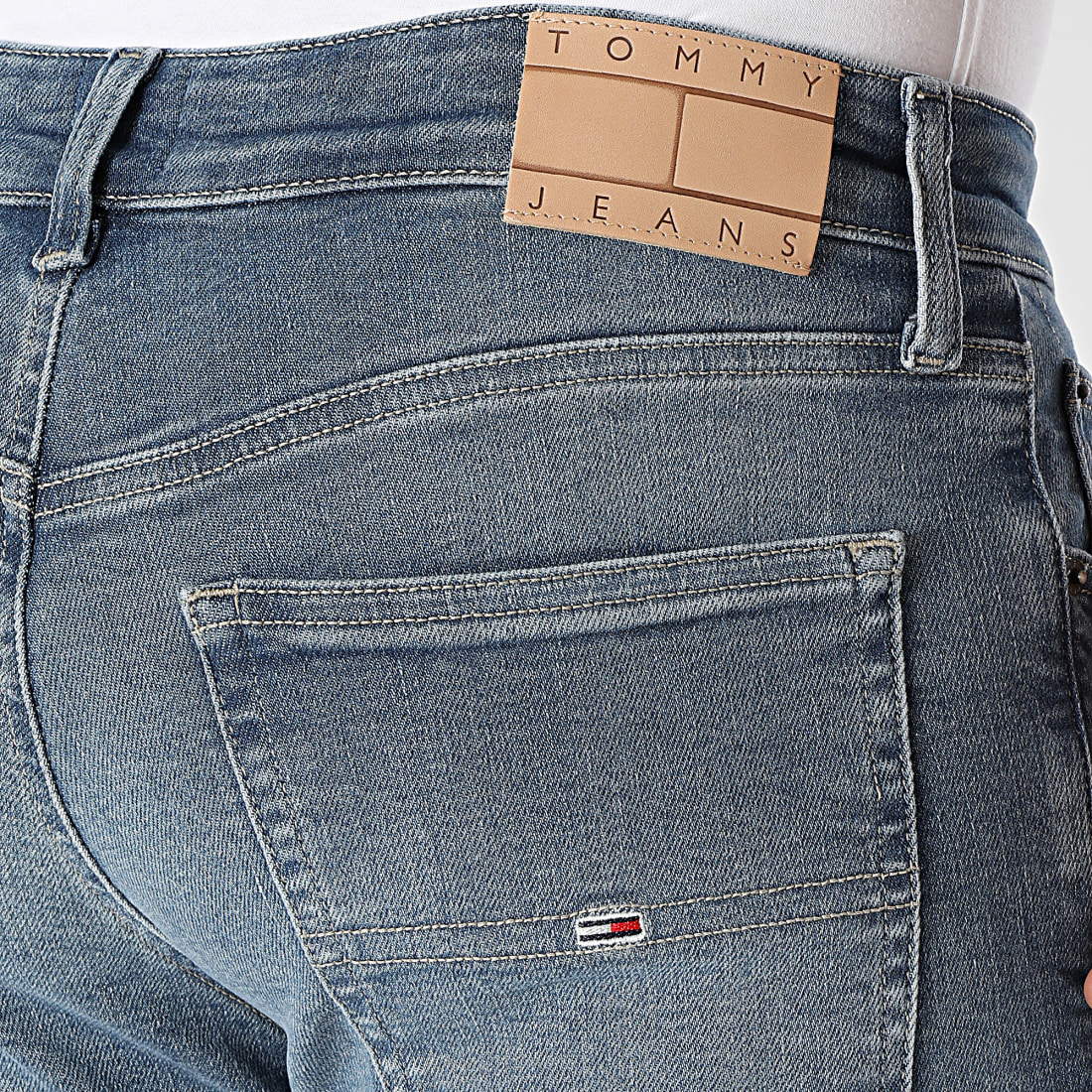 tommy-hilfiger_406606_DM0DM18721_1BK_20240215T145501_02